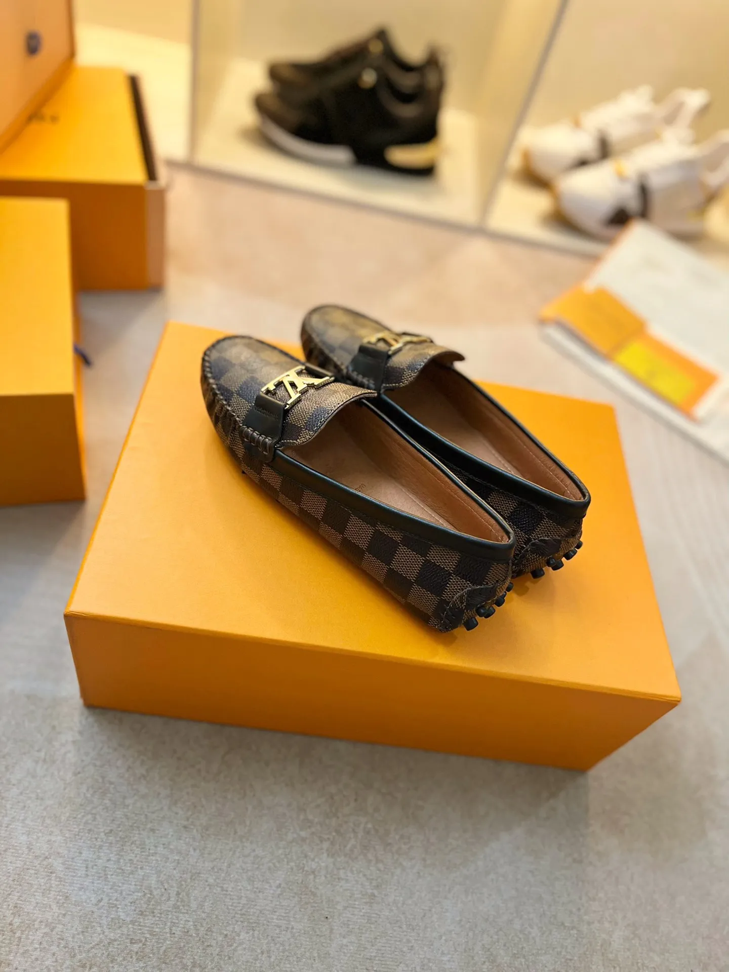 p460💰Couple model❤️🇫🇷 𝙇𝙤𝙪𝙞𝙨 𝙑𝙪𝙞𝙩𝙩𝙤𝙣 🇫🇷Louis Vuitton 2023 Classic𝓛𝓿 𝓣𝓻𝓪𝓲𝓷𝓮𝓻 Sports Series ➪➪➪¯ [Arizona Doudou Shoes Series] ▪️▪️▪️Arizona slip-on shoes are made of Monogram Eclipse canvas. Its hand-painted and dyed edges and hand-sewn uppers fully demonstrate Louis Vuitton's traditional shoemaking craftsmanship. This slip-on shoe is very lightweight. The integrated tongue and upper make it particularly comfortable and flexible. The soft outsole is equipped with rubber padding. Decorated with matching sash. Detailed features: ☑️Monogram Eclipse canvas ☑️Black Eclipse pattern ☑️Hand-painted shoe edges ☑️Hand-sewn uppers (each pair takes time to process) ☑️Integrated tongue and upper construction ☑️Outsole equipped with rubber lining ☑️size: 35_46